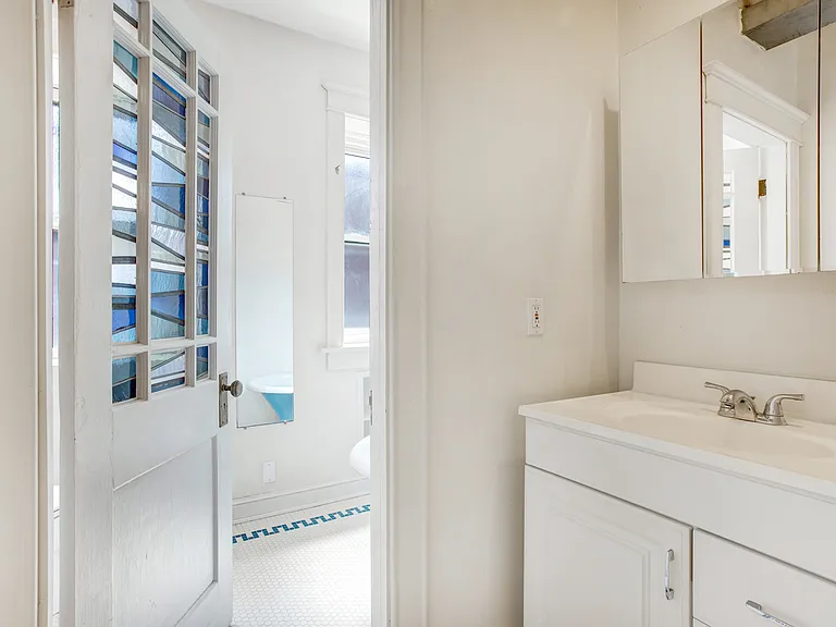 Bath with a stained glass door