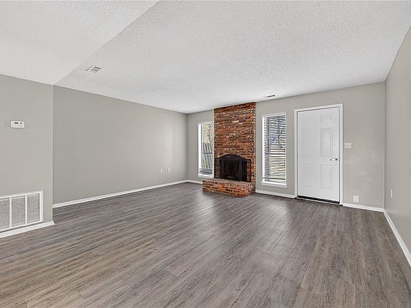 4th image of 2103 N East Oaks Dr