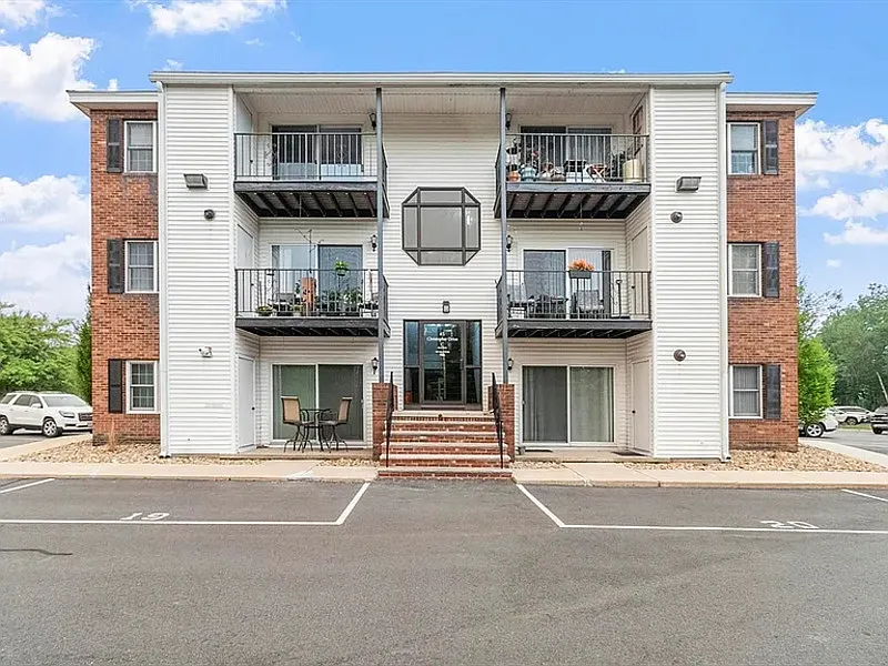 2 bed, 2.0 bath, 976 sqft, $1,890 — Photo 3