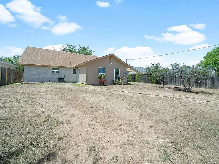 2503 Lynn Dr — Photo 5
