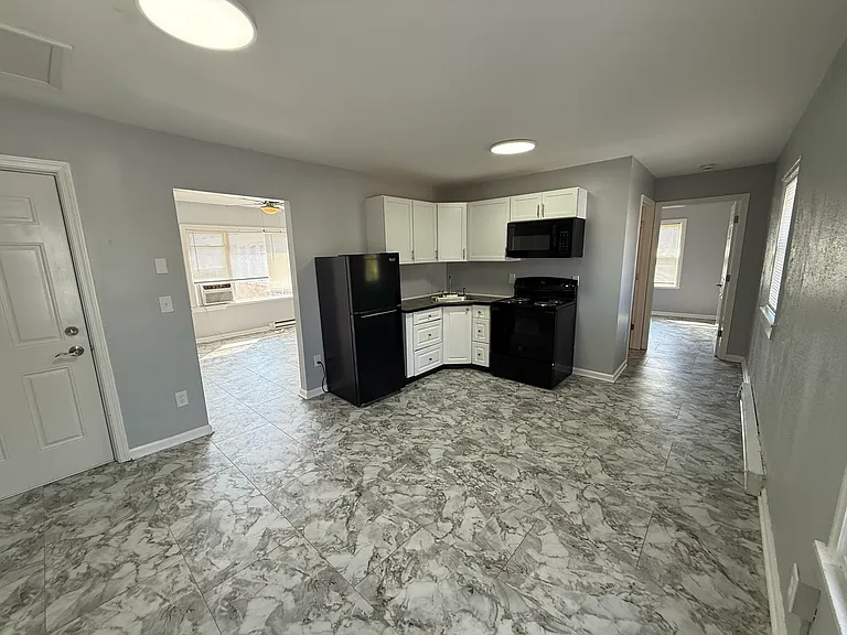 261 Niagara Ave #261E — Photo 1