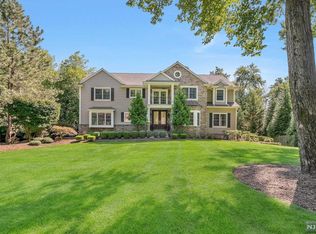 26 Heather Ln, Mahwah, NJ 07430