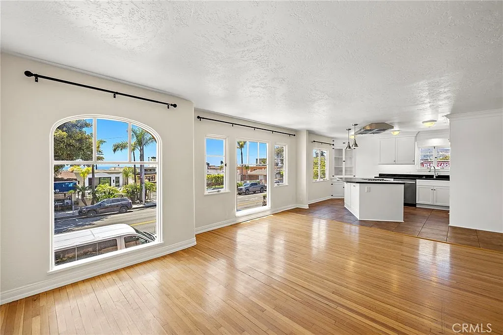 2 bed, 900 sqft, $5,500 — Photo 1