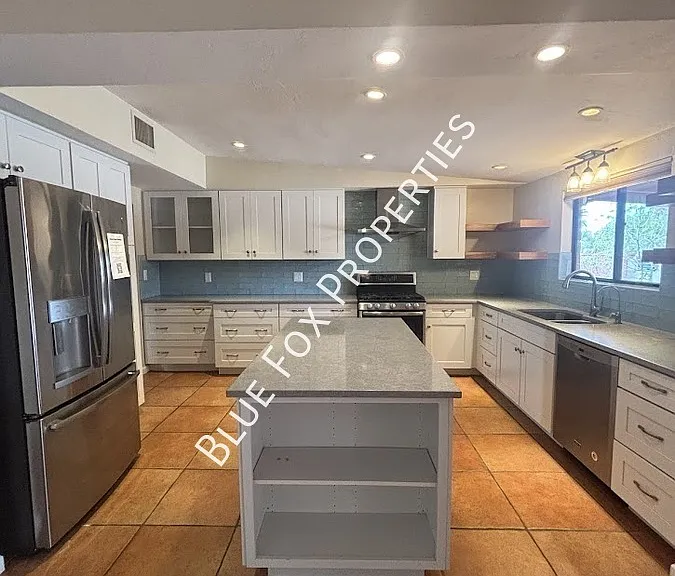 729 N Alamo Ave — Photo 2