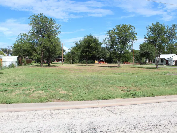 641 W C St, Munday, TX 76371