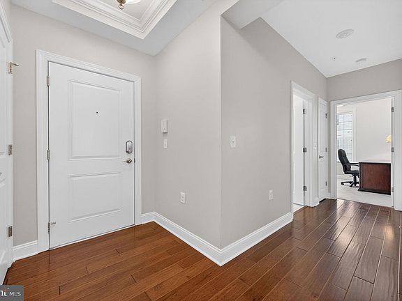 4th image of 44605 York Crest Ter APT 300