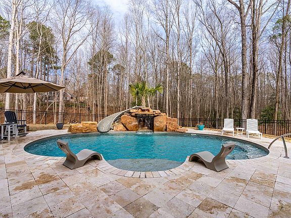 4th image of 276 Benning Cir