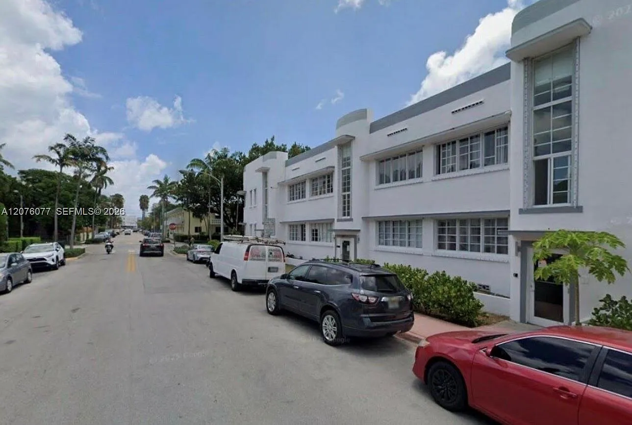 First Deco Condo — Photo 1