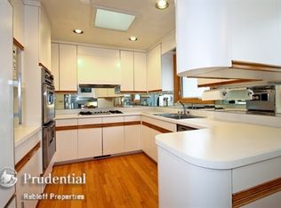 2777 Karen Ln, Glenview, IL 60025