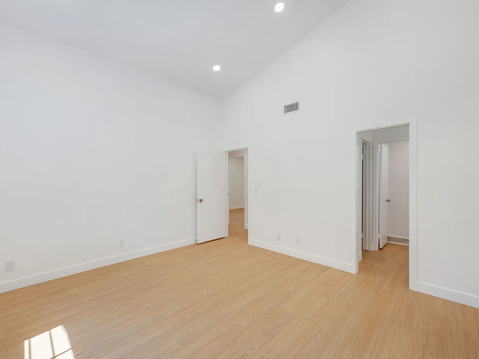 3 bed, 1206 sqft, $3,900 — Photo 4