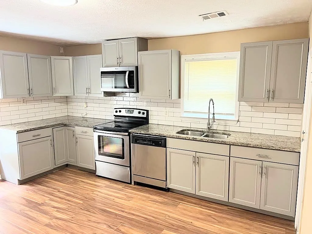 3 bed, 1501 sqft, $1,800 — Photo 2