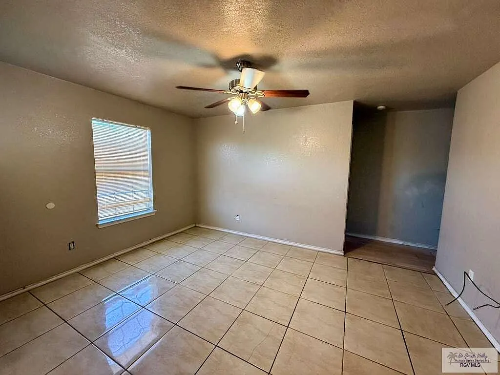3 bed, 2.0 bath, 995 sqft, $1,500 — Photo 2