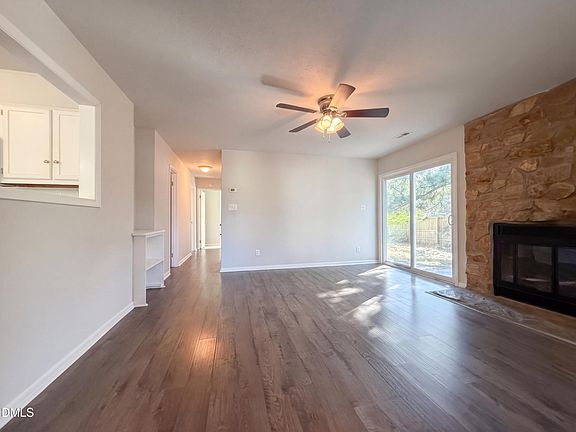 3rd image of 943 Rim Rd