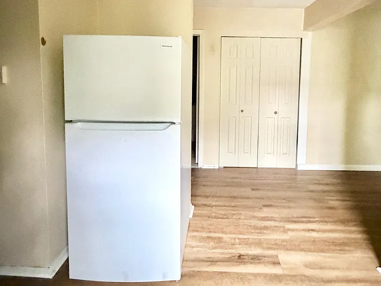 240 Sheffield Ave #B54 — Photo 3