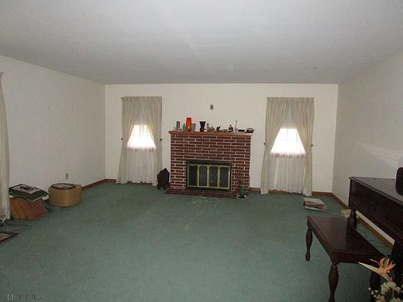 5th image of 315 Laurel St