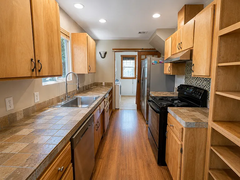 220 W Hersey St — Photo 3