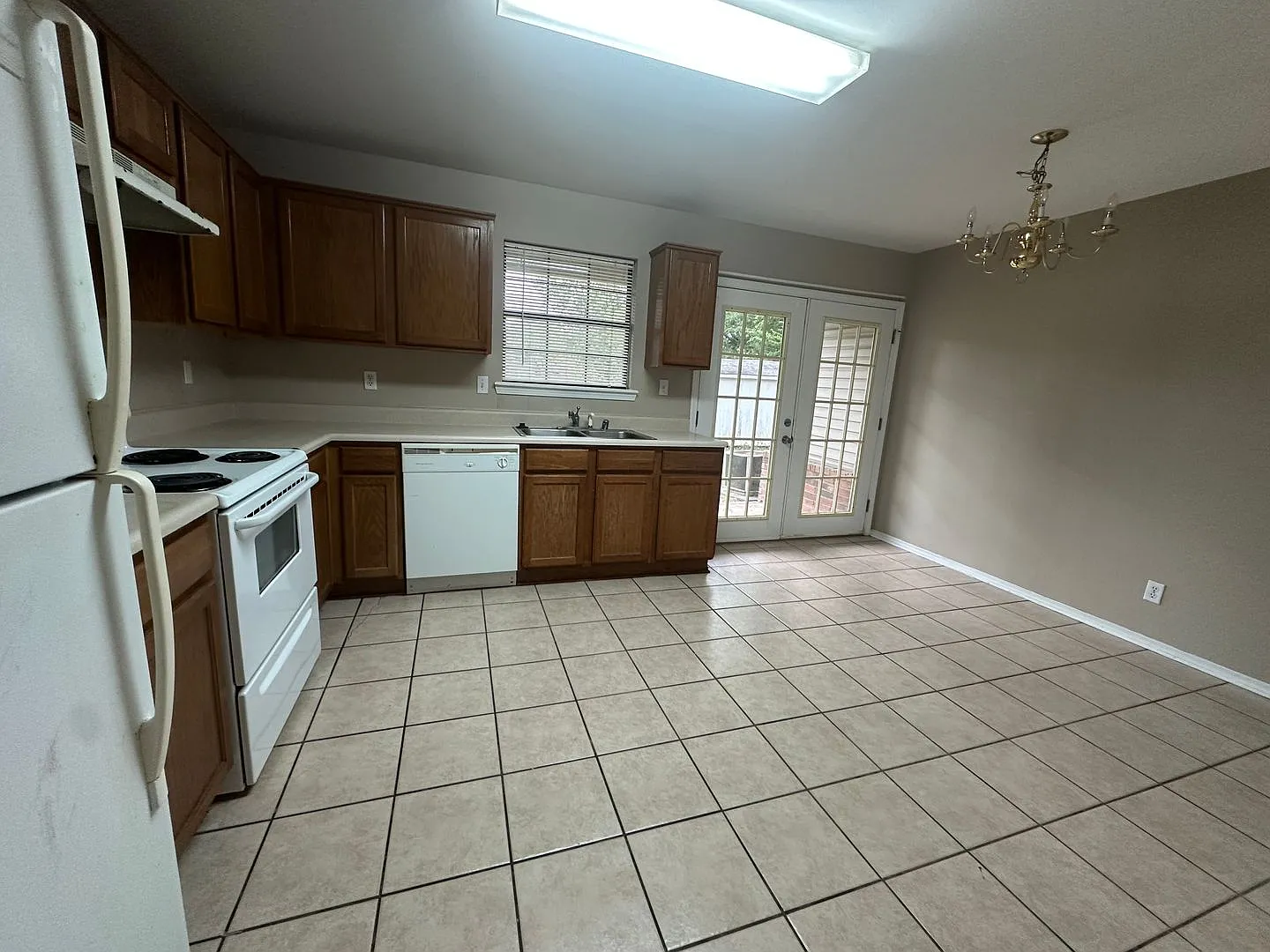 810 E L St — Photo 3