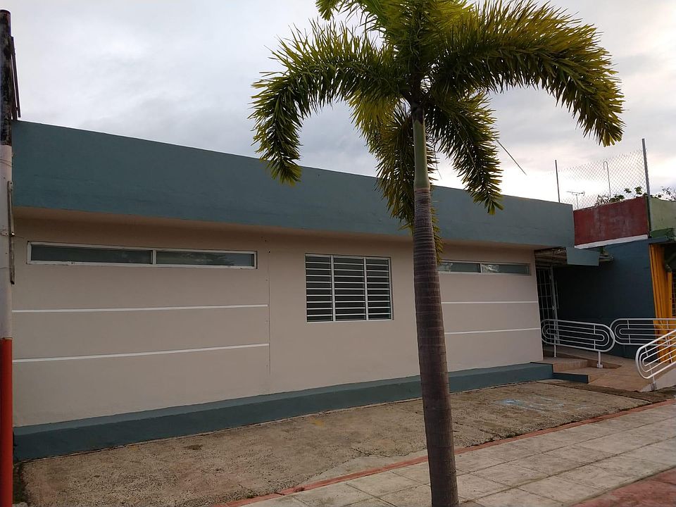 Back of the house towards Ave Sanchez Castano with handicap access.