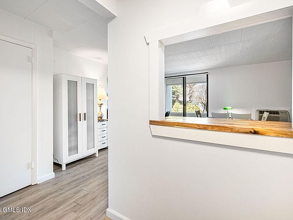 4th image of 1535 E Putnam Ave APT 304