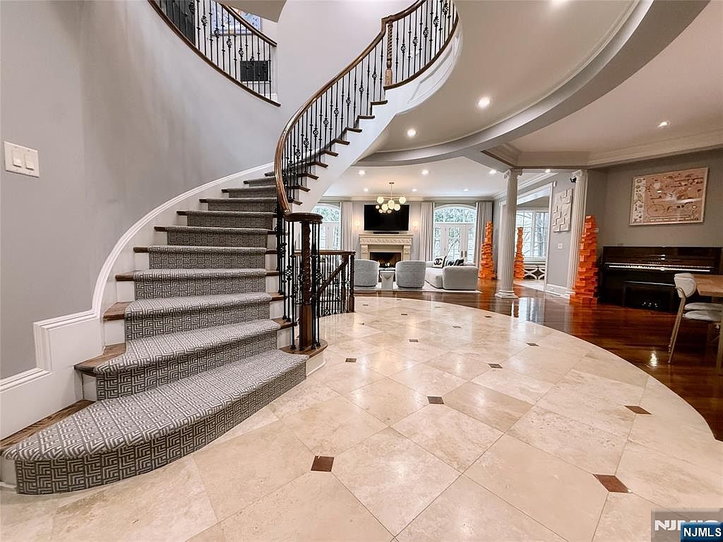 114 Bellaire Dr