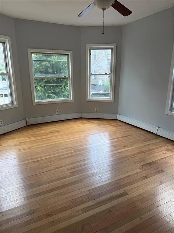 3 bed, 1.0 bath, 1100 sqft, $2,200 — Photo 3
