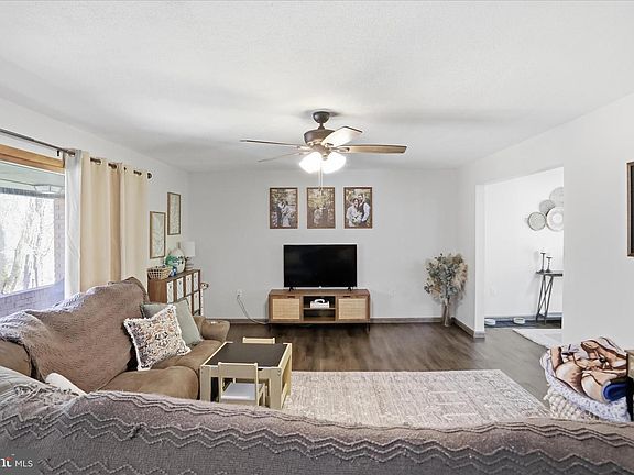 5th image of 21108 Willow Tree Ln SW