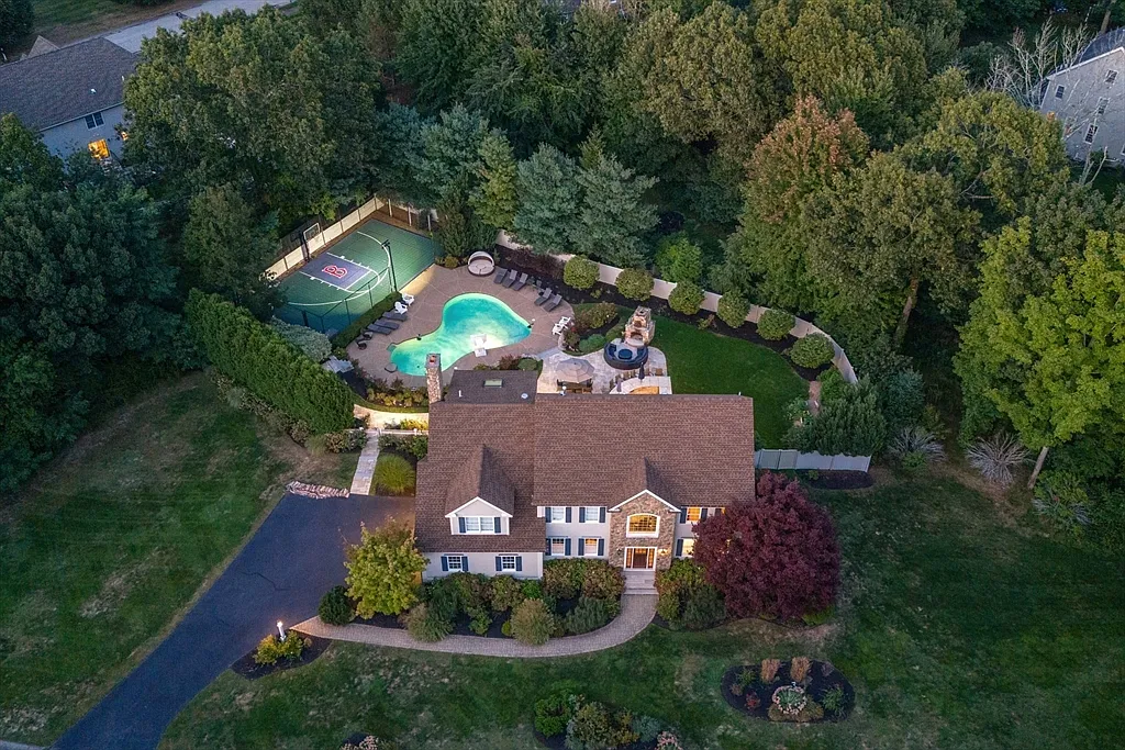 5 bed, 4.5 bath, 5290 sqft, $12,000 — Photo 1