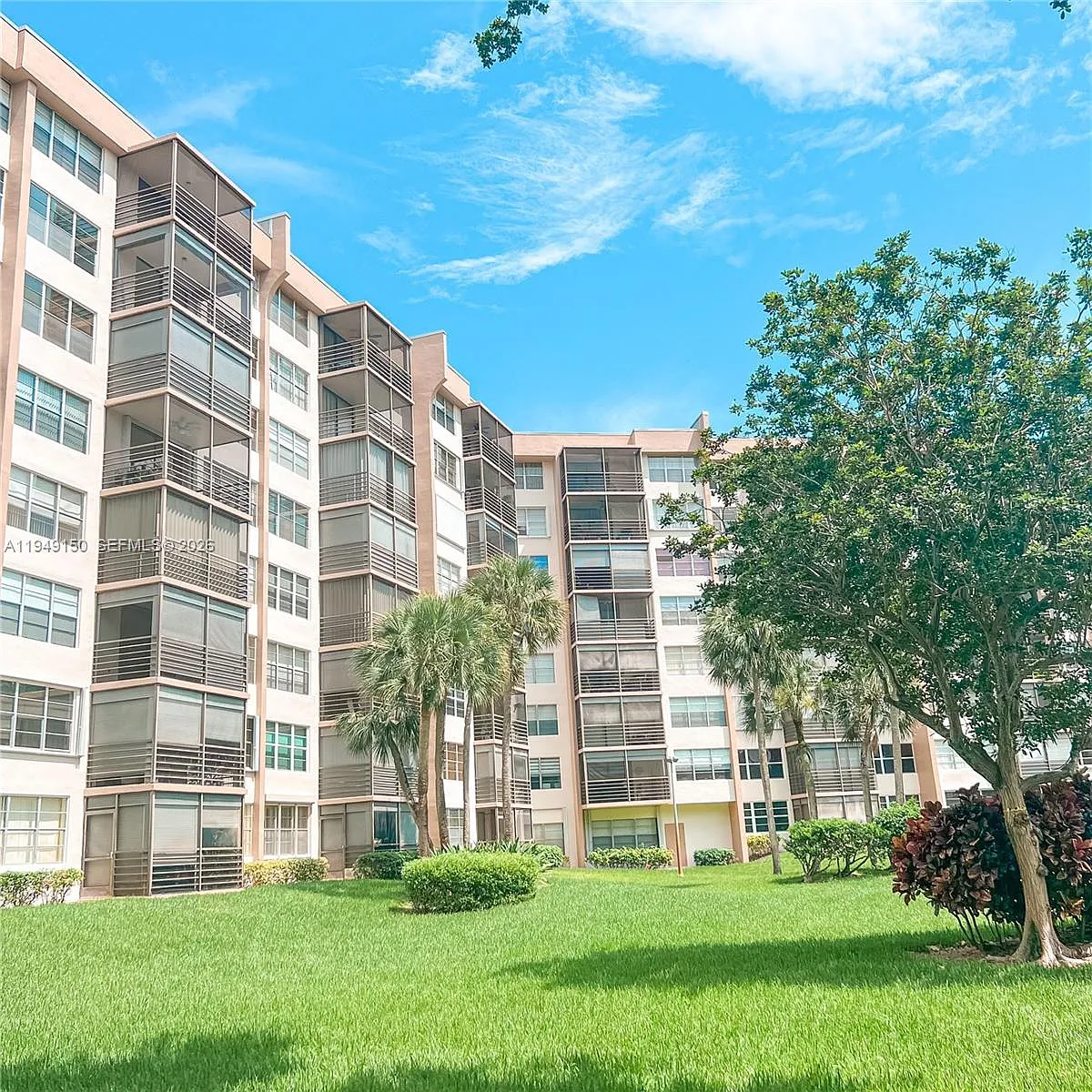 Building Photo - 1000 Saint Charles Pl #721