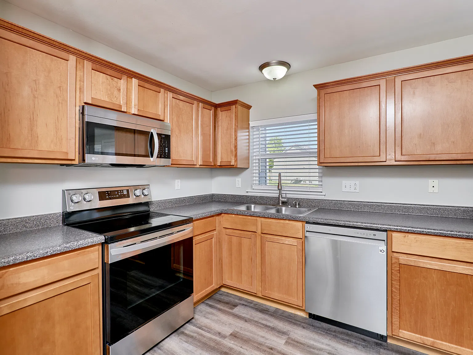 402 Briarcommons Dr — Photo 3
