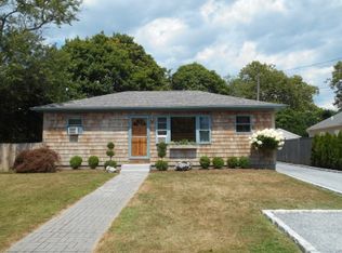 9 Hallock Rd, East Quogue, NY 11942