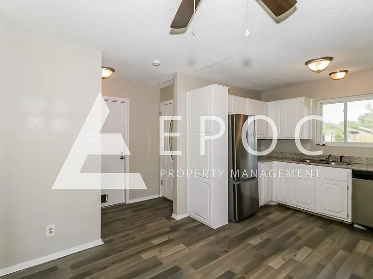 2208 Creekwood Dr — Photo 7