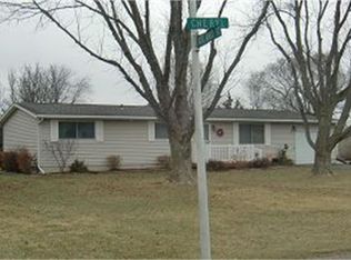 6813 Cheryl St, Muscatine, IA 52761