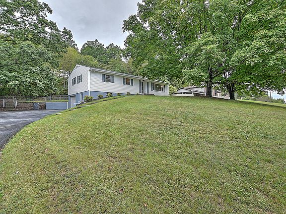 2nd image of 404 Knob Hill Dr