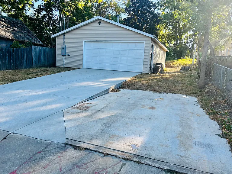 810 N Summit Ave — Photo 34
