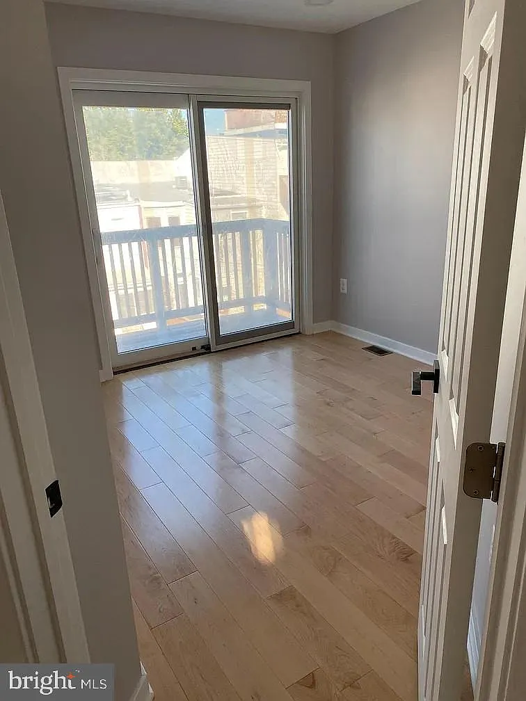 3 bed, 3.0 bath, 1800 sqft, $4,800 — Photo 3