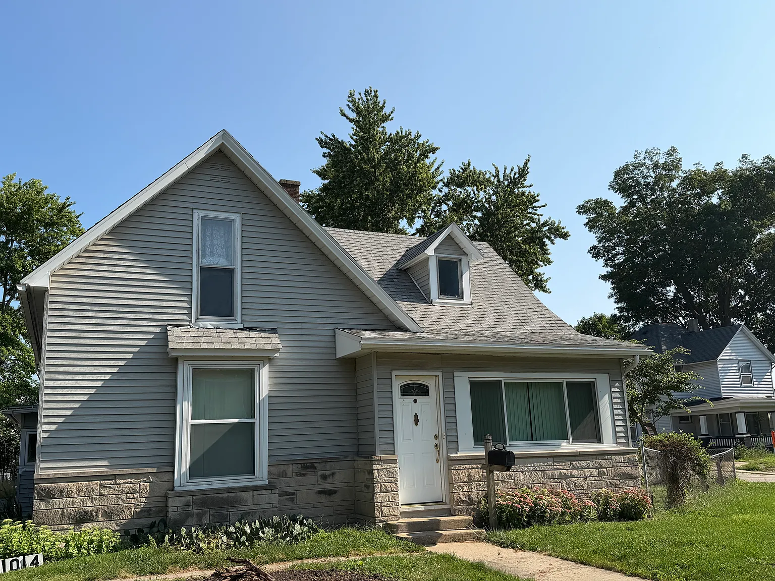 3 bed, 928 sqft, $1,300 — Photo 1