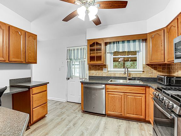 2nd image of 3131 Everglade Ave