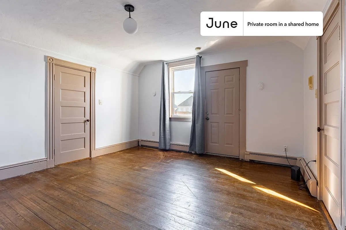 Full bedroom in 3 bed/1 bath home in Roxbury #937 A — Photo 2