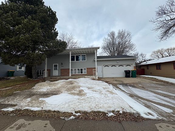 3rd image of 904 W Divide Ave