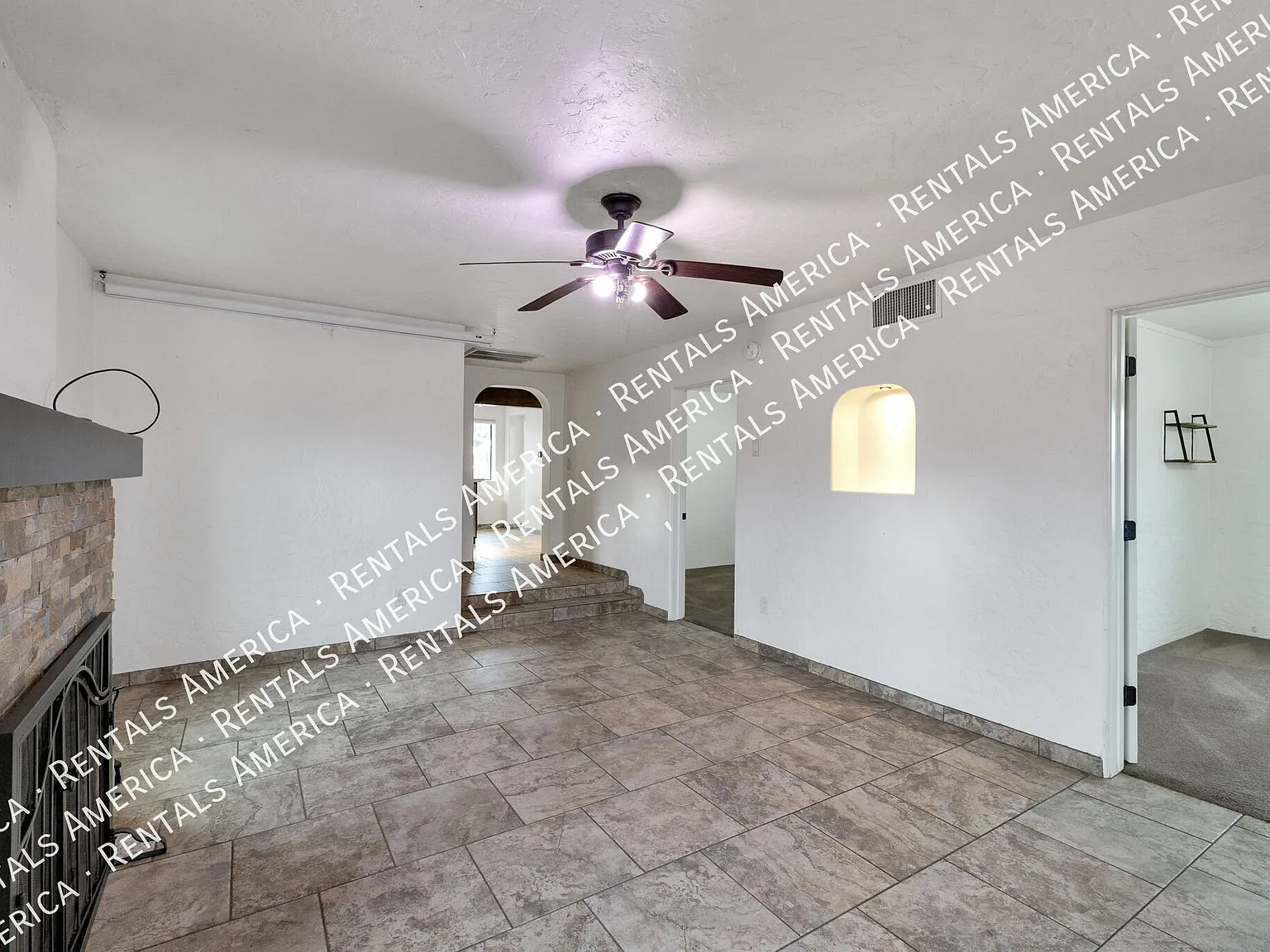 Adorable 3 Bedroom With Large Yard! — Photo 4