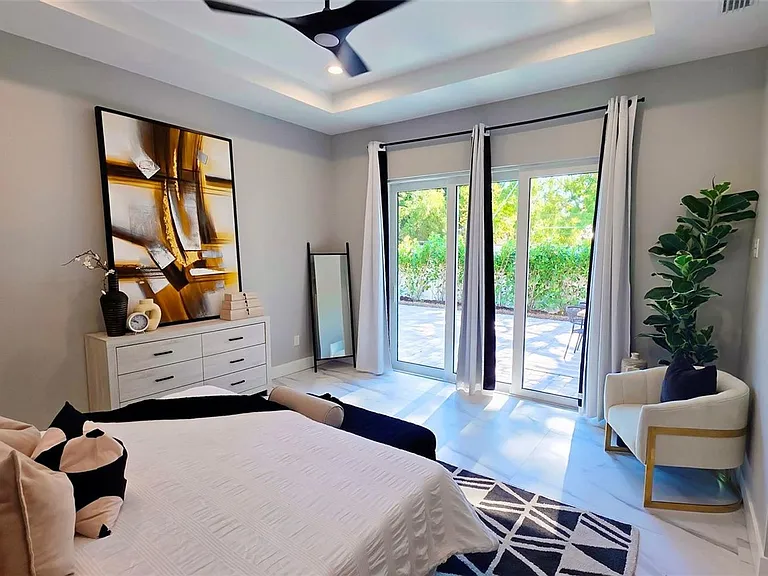 1156 Cocoanut Ave — Photo 32