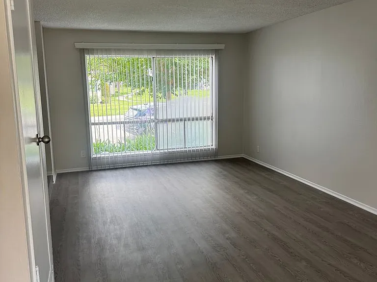 1236 Devonshire Ln — Photo 3