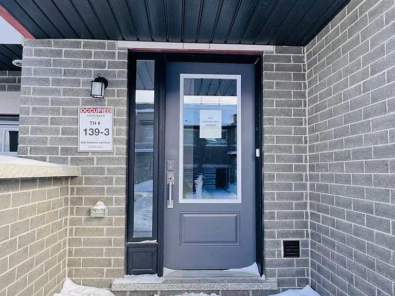 2037 Cameron Lott Cres — Photo 2