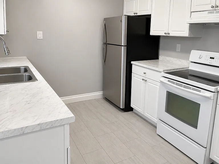 396 Fleetwood Dr #1 — Photo 3