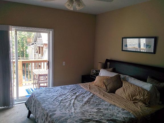 Master bedroom w deck (& ceiling fan)