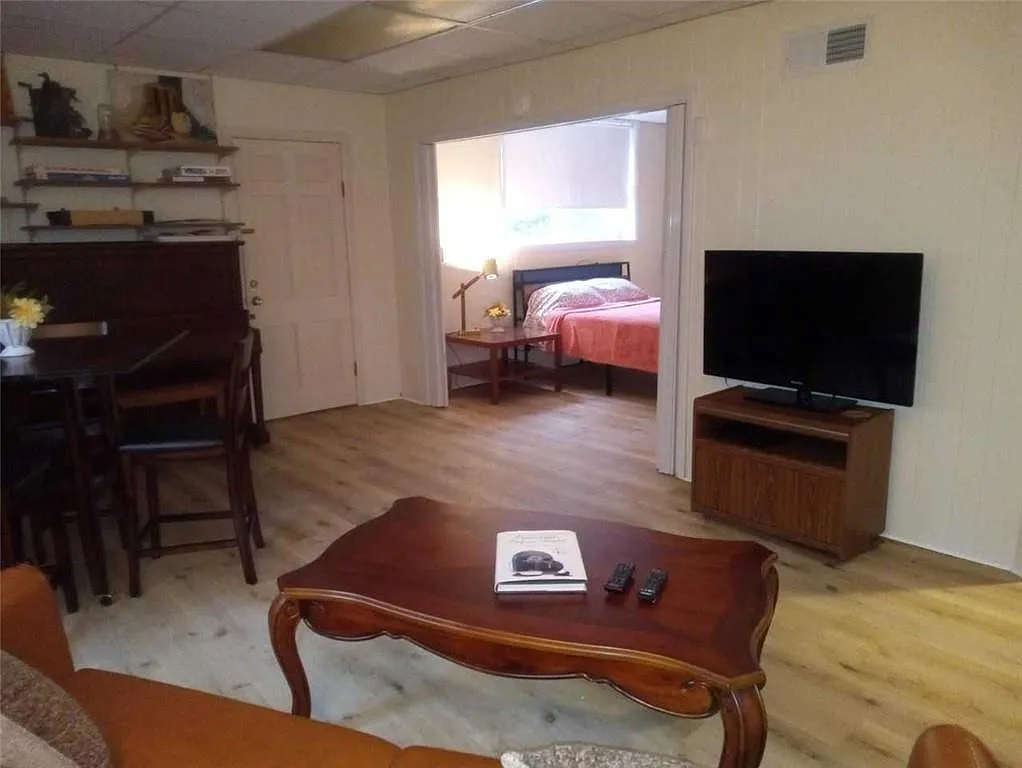 4 bed, 3.0 bath, 2030 sqft, $3,850 — Photo 4