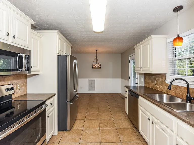 2403 Sawmill St — Photo 7