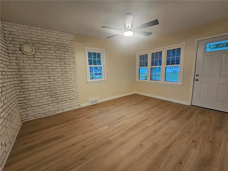 247 W Hickory St — Photo 12