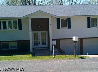 205 Hilltop Dr, Bridgeport, WV 26330