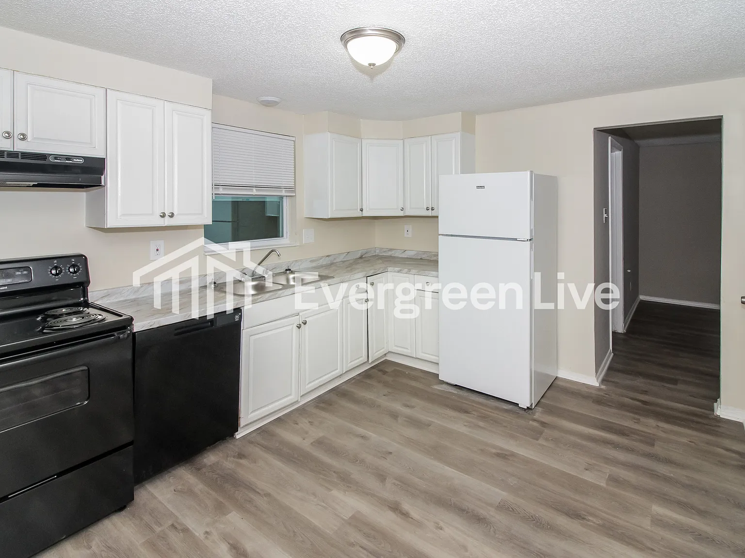 4 bed, 2.0 bath, 2448 sqft, $1,595 — Photo 4